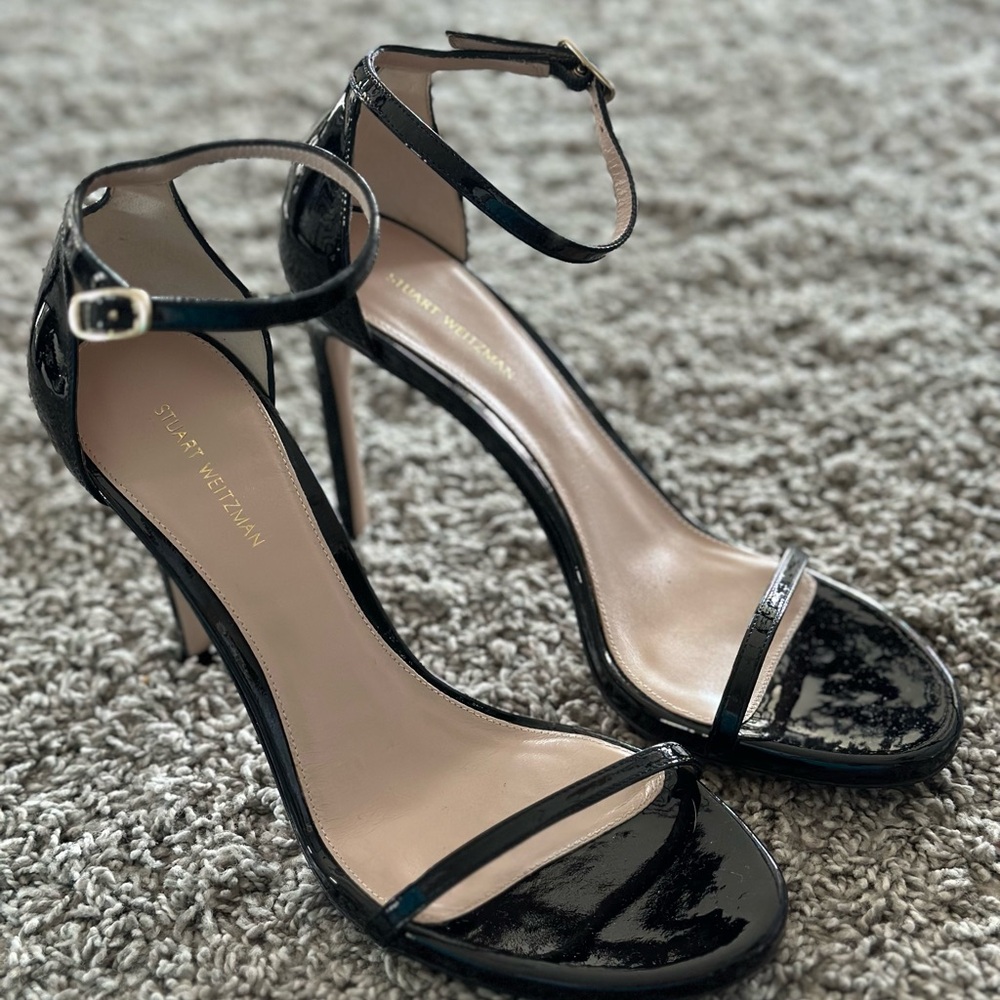 STUART WEITZMAN
NudistSong patent-leather sandals